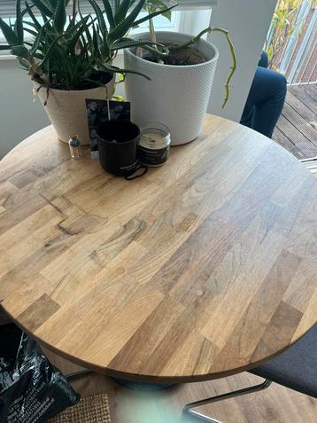 Ronde houten eettafel met zwarte metalen voet beschikbaar voor biedingen