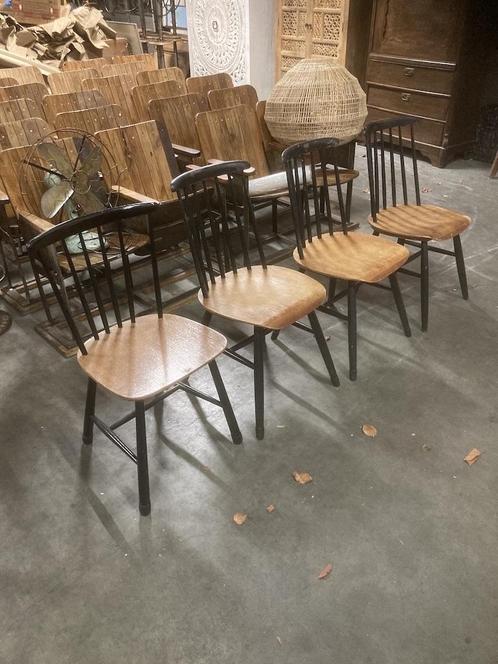 4 Oude Scandinavische Spijlenstoelen afkomstig uit Zweden, Huis en Inrichting, Stoelen, Gebruikt, Vier, Hout, Overige kleuren