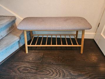 Schoenenrek met bankje beschikbaar voor biedingen