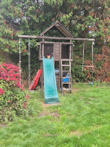 Leuk houten speelhuisje met glijbaan beschikbaar voor biedingen