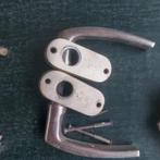 Deurbeslag: 4 Klinken & 2 Sloten, Doe-het-zelf en Verbouw, Hang- en Sluitwerk, Ophalen of Verzenden, Gebruikt, Overige materialen