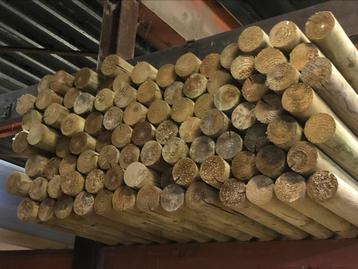 Nieuwe ronde houten palen beschikbaar voor biedingen