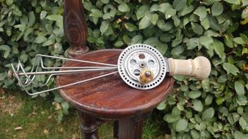 Franse oude handmixer beschikbaar voor biedingen