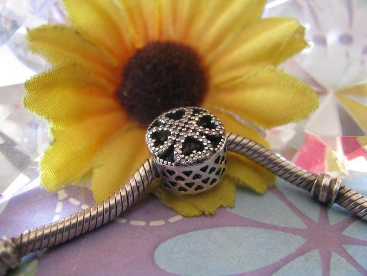 Pandora bedel 791808CZ = bloemblaadjes hart vorm + zirks, Sieraden, Tassen en Uiterlijk, Bedels, Zo goed als nieuw, Pandora, Zilver