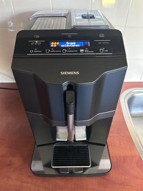 Siemens EQ300 Zwart / Grijs (Nieuwstaat), Witgoed en Apparatuur, Koffiezetapparaten, Zo goed als nieuw, Koffiemachine, Stoompijpje