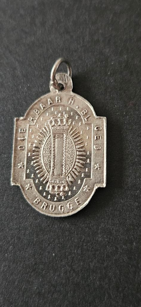 Zilveren hanger pelgrimage processie Heilige bloed Brugge, Verzamelen, Religie, Zo goed als nieuw, Christendom | Katholiek, Sieraad