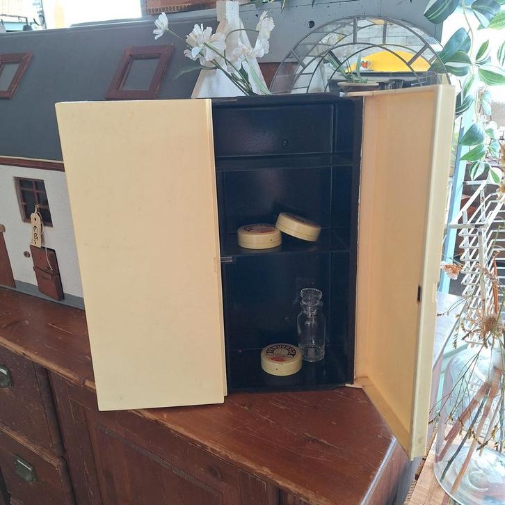 Bakeliet medicijnkastje vintage, Antiek en Kunst, Antiek | Meubels | Kasten, Ophalen of Verzenden