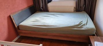 Bed met 2 lattenbodems (140cm breed) beschikbaar voor biedingen
