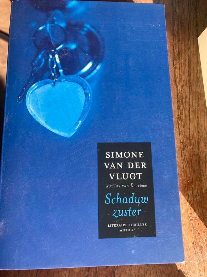 Schaduwzuster - Simone van der Vlugt, Boeken, Thrillers, Zo goed als nieuw, Nederland, Ophalen of Verzenden