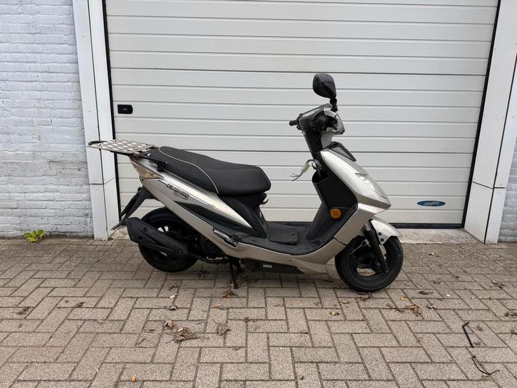 Kymco scooter vp50 brommer, Fietsen en Brommers, Scooters | Kymco, Zo goed als nieuw, Agility, Benzine, Ophalen
