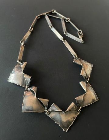 Brutalist vintage ketting beschikbaar voor biedingen