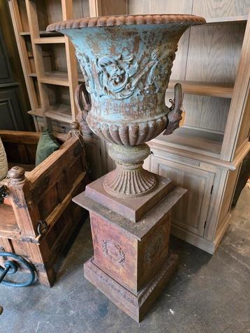 Mooie grote tuinvaas | louvrevaas van gietijzer 140 cm hoog beschikbaar voor biedingen