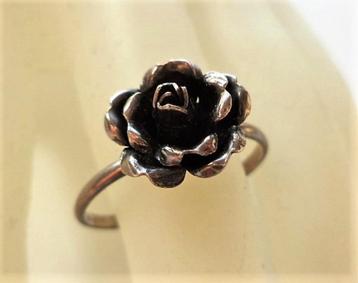 Prachtige vintage ring met roos (6871-1913) beschikbaar voor biedingen