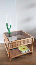 Vintage rotan riet tafel 1970 rookglas 60/60cm. ZGAN, Huis en Inrichting, Tafels | Bijzettafels, Zo goed als nieuw, Ophalen