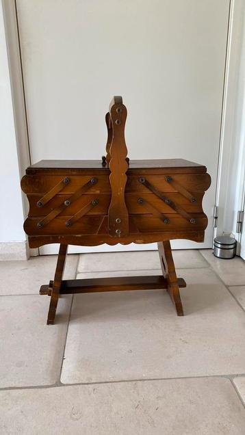Vintage naaibox beschikbaar voor biedingen