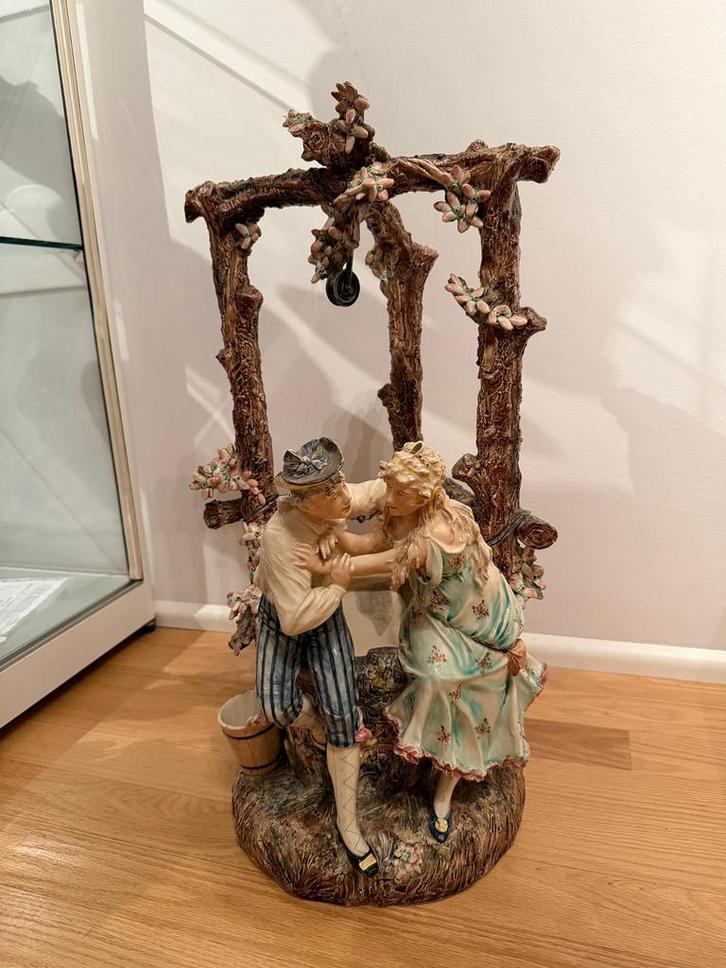 Majolica Beeld Verliefd Stel op Waterput, ca. 1880, Antiek en Kunst, Kunst | Beelden en Houtsnijwerken, Ophalen