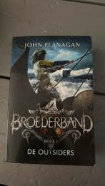 John Flanagan - De outsiders, Ophalen of Verzenden, Zo goed als nieuw, John Flanagan
