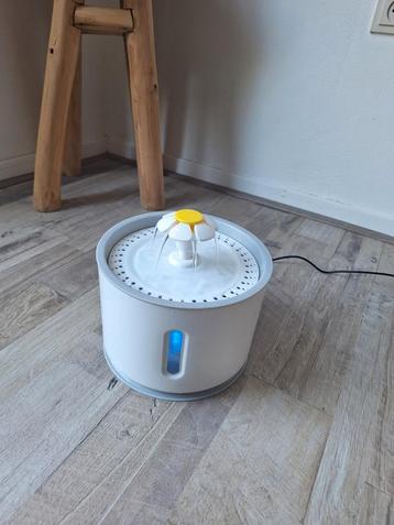 Drinkfontein kat/hond beschikbaar voor biedingen