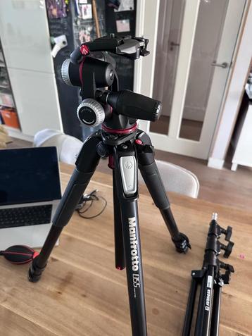 •	Manfotto 055B camera statief met MHXPRO-3W kop beschikbaar voor biedingen