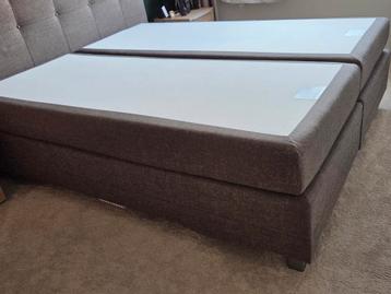 *** Zeer nette Avek boxspring incl. matrassen en topper *** beschikbaar voor biedingen