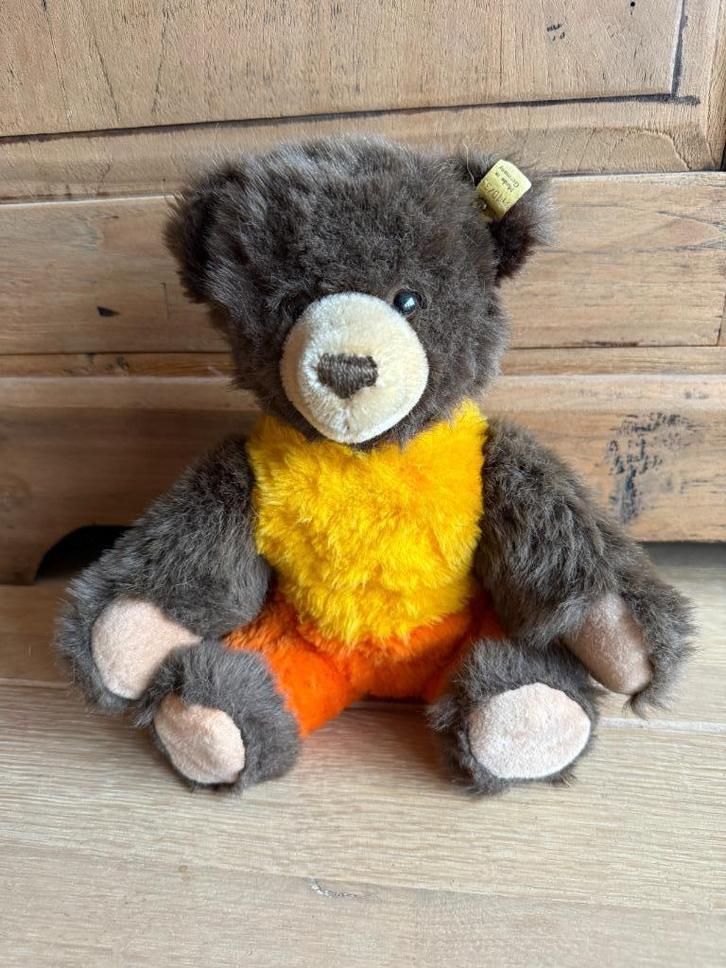 Steiff “Happy” zittende beer, Verzamelen, Beren en Cherished Teddies, Zo goed als nieuw, Stoffen beer, Steiff, Ophalen of Verzenden