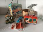 Blikken speelgoed. 2x Kabelbaan. Batterijen. Nomura. Japan., Antiek en Kunst, Antiek | Speelgoed, Ophalen of Verzenden
