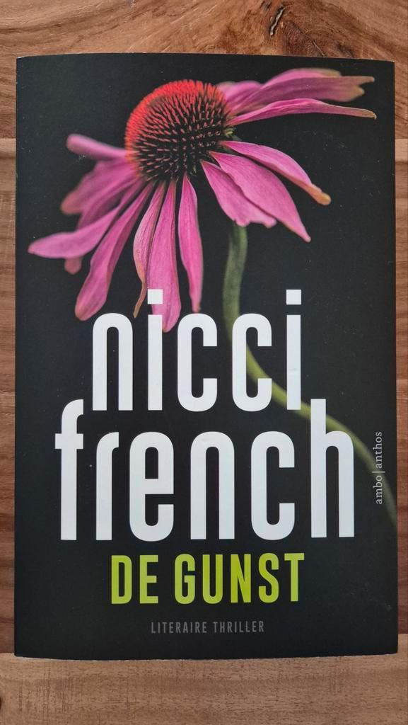 De Gunst - Nicci French, Boeken, Thrillers, Zo goed als nieuw, Nederland, Ophalen of Verzenden