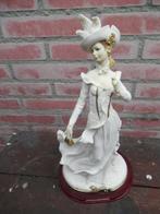 DAME elegant op houten sokkel porselein hoog 33 cm onbesch., Verzamelen, Beelden en Beeldjes, Ophalen of Verzenden, Nieuw, Mens