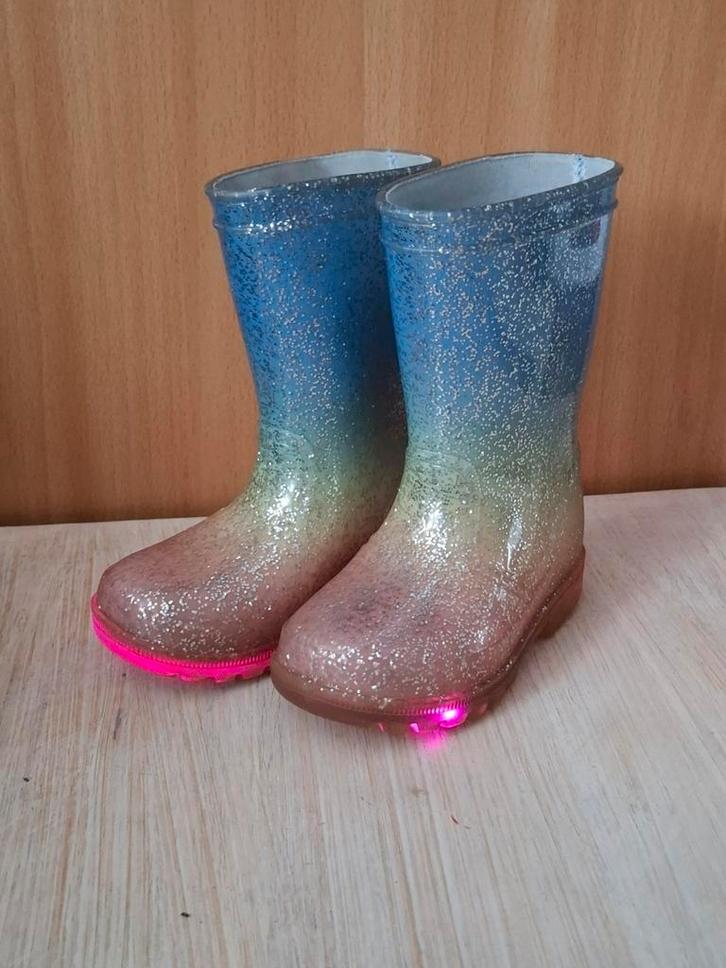 Vrolijke gekleurde regenlaarzen met lampjes maat 25, Kinderen en Baby's, Kinderkleding | Schoenen en Sokken, Gebruikt, Laarzen