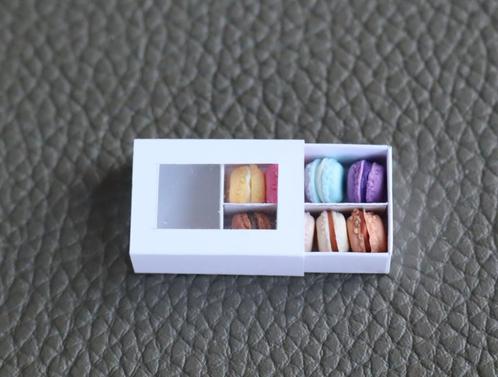 Mooie rose en witte doosjes met 8 verschillende macarons., Verzamelen, Poppenhuizen en Toebehoren, Nieuw, Gebruiksvoorwerp, Ophalen of Verzenden