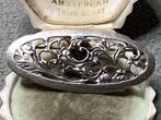 GEZAAGDE GEKEURD ZILVER BROCHE MET BLOEMEN TAFEREEL, Sieraden, Tassen en Uiterlijk, Antieke sieraden, Verzenden, Zilver, Broche