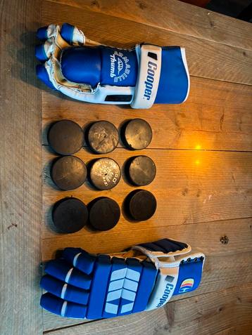 9x puck en paar handschoenen beschikbaar voor biedingen