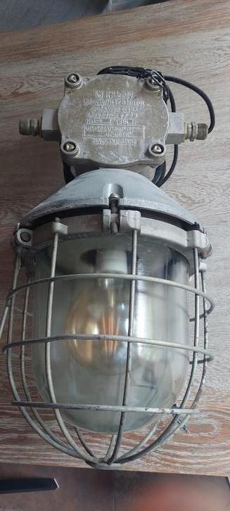 2 identieke stationslampen industriële lampen origineel  beschikbaar voor biedingen
