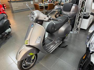 Vespa GTS 300 supertech nu incl topkoffer beschikbaar voor biedingen