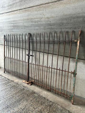 Mooi antiek vol smeedijzeren hekken dubbele poort landelijke beschikbaar voor biedingen