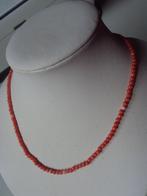 kettinkje met kleine koraal steentjes, Sieraden, Tassen en Uiterlijk, Kettingen, Gebruikt, Ophalen of Verzenden, Steen of Mineraal