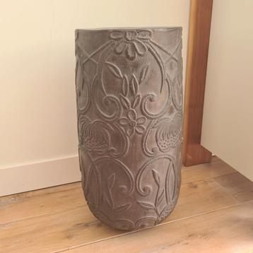 Hoge smalle decoratieve pot voor plant of kunstbloemen  beschikbaar voor biedingen