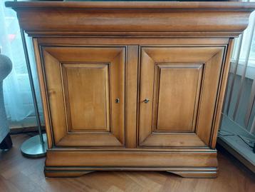 Klassieke Houten Kast met 2 Deurtjes beschikbaar voor biedingen