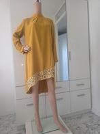 Een lange jurk met mosterdkleurige mouwdetails en een knoopj, Ophalen of Verzenden, Zo goed als nieuw, Maat 38/40 (M), Onder de knie