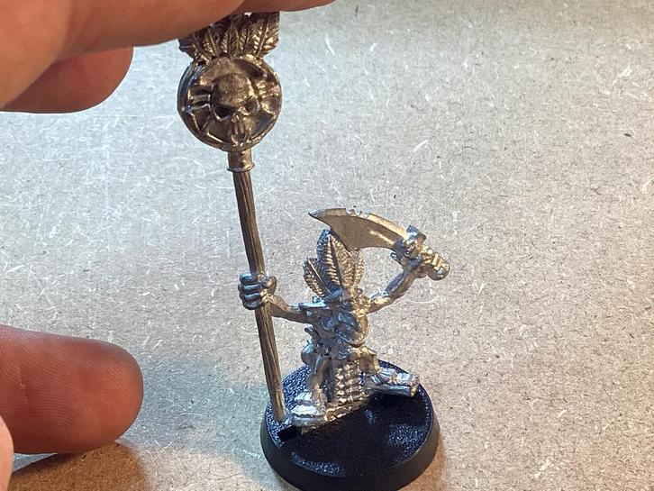 1x Orcs & Goblins; Forest Goblin (standard) [1992], Hobby en Vrije tijd, Wargaming, Zo goed als nieuw, Warhammer, Figuurtje(s)