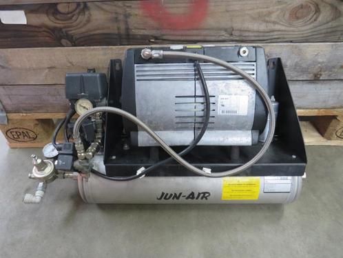 jun-air olievrije geluidsarm compressor 10 bar muurbevestig, Doe-het-zelf en Verbouw, Compressors, Gebruikt, 6 tot 10 bar, Minder dan 25 liter