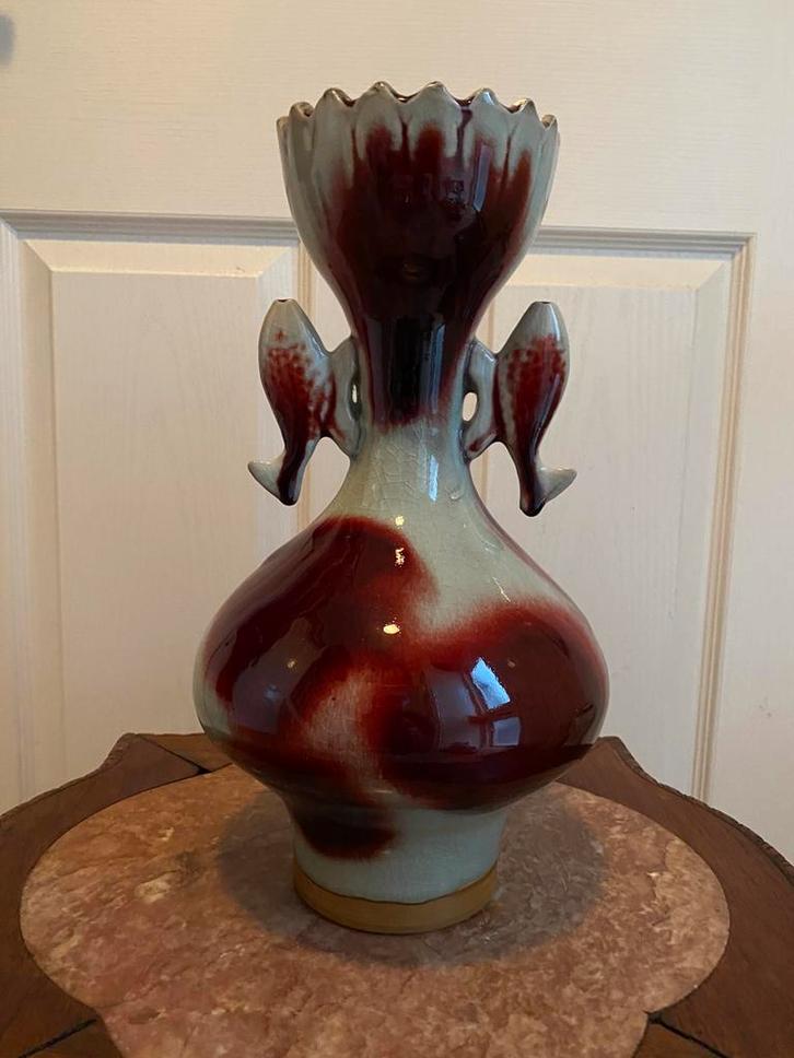 Antieke Chinese Celadon ossenbloed rode vaas met vissen, Antiek en Kunst, Antiek | Vazen, Ophalen of Verzenden