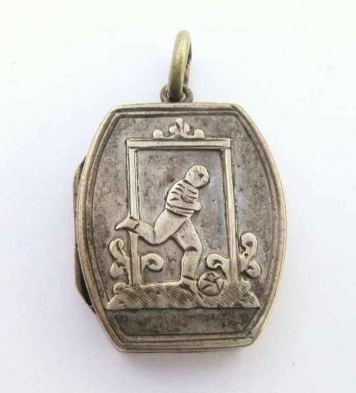 Antiek medaillon S. Bros voetballer, soccer player 925 -1895, Sieraden, Tassen en Uiterlijk, Antieke sieraden, Hanger, Zilver