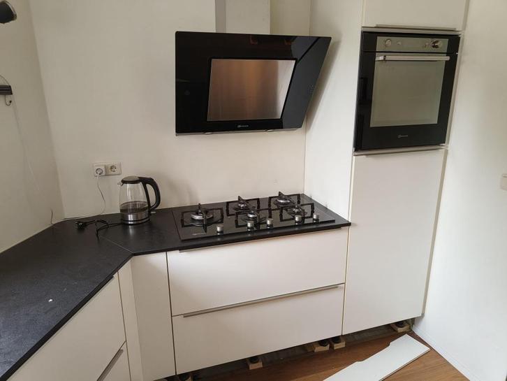Mooie witte keuken met zwart composieten blad, Huis en Inrichting, Keuken | Complete keukens, Gebruikt, Hoekkeuken, Wit, Composiet
