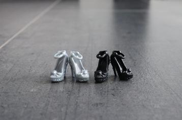 Barbie kleding nieuw - Setje hakken schoenen zilver + zwart beschikbaar voor biedingen
