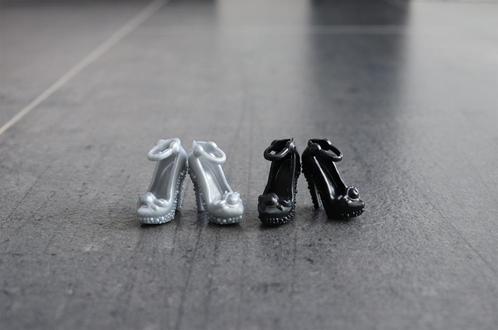 Barbie kleding nieuw - Setje hakken schoenen zilver + zwart, Kinderen en Baby's, Speelgoed | Poppen, Nieuw, Barbie, Ophalen of Verzenden
