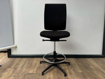 Extra hoge bureaustoel zwart beschikbaar voor biedingen
