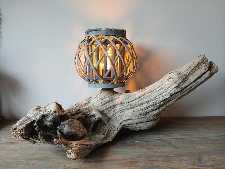 Landelijke stoere tafellamp van drijfhout boomstronk, Huis en Inrichting, Lampen | Tafellampen, Nieuw, Minder dan 50 cm, Hout