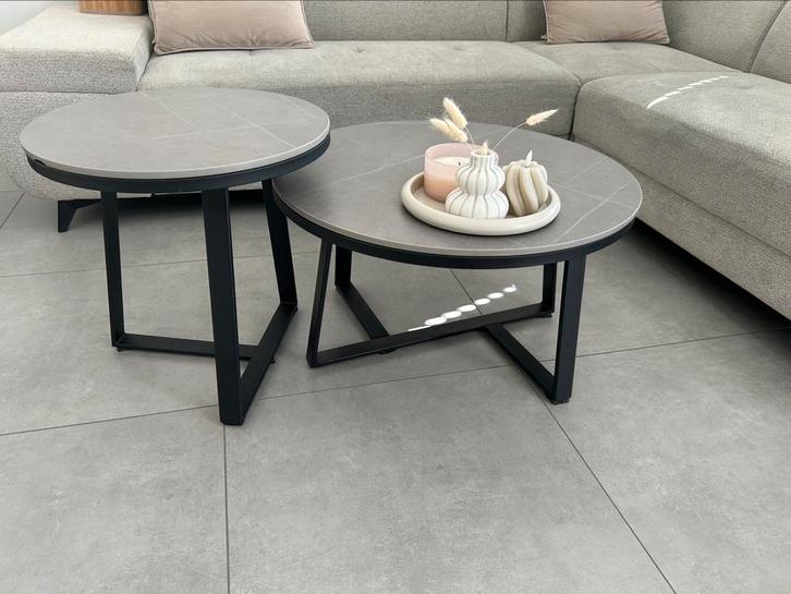 2 ronde salontafels marmer en stalen poten, Huis en Inrichting, Tafels | Salontafels, Zo goed als nieuw, Minder dan 50 cm, 50 tot 100 cm