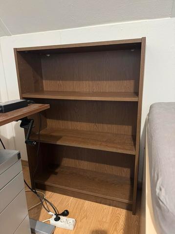 Bruin houten boekenkast beschikbaar voor biedingen